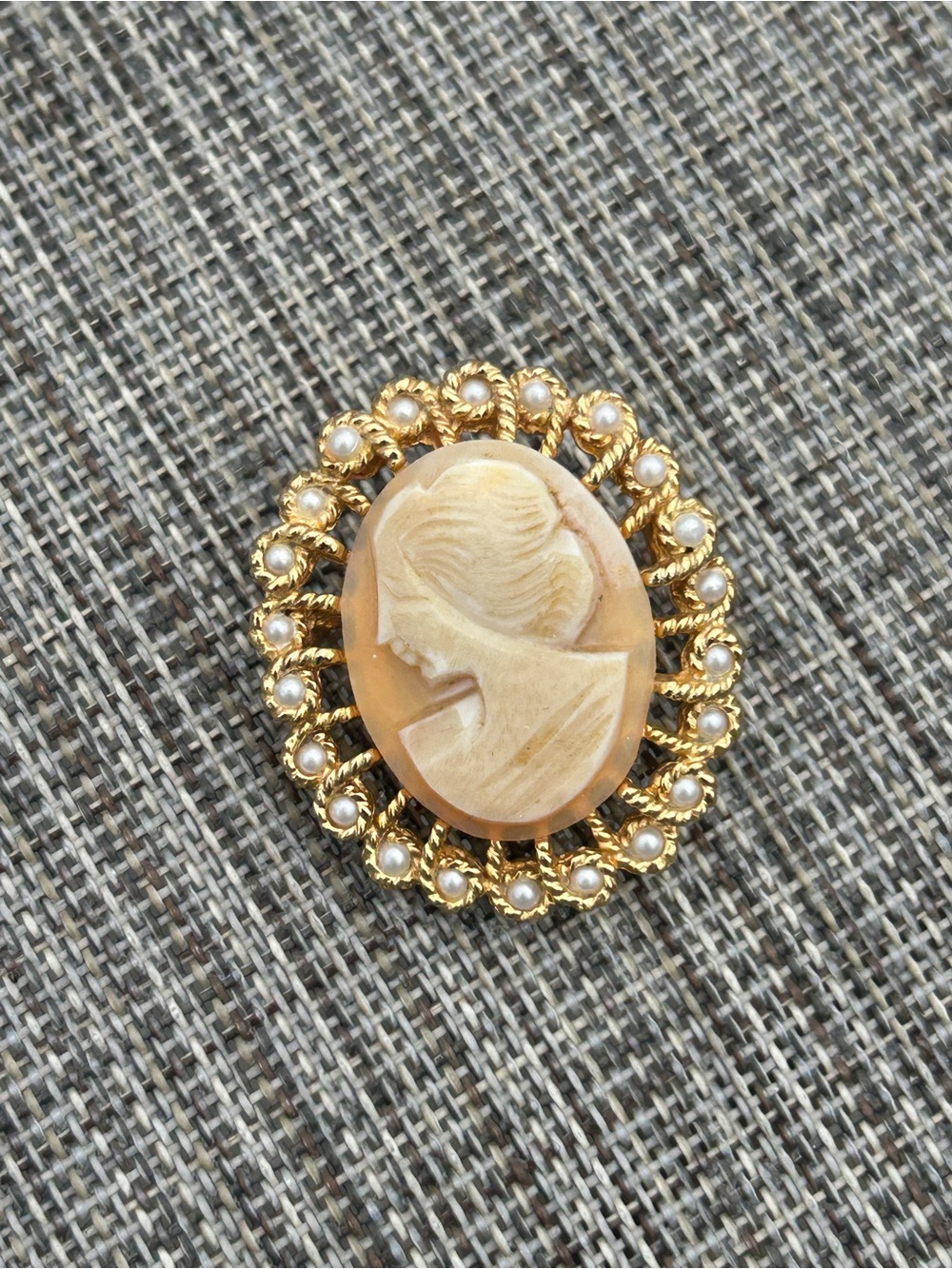 Richelieu Vintage Cameo Brooch Pearl Accent Gold Tone Pin